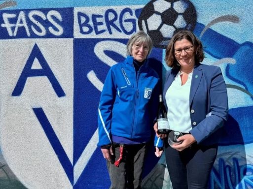 Ehrung durch die 1. Vorsitzende Heike Grochowski als langjährige Spartenleiterin Turnen